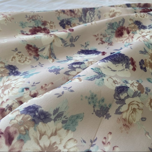 🦋Host Pick🦋 V Cut Cream Floral Flowy Dress with Adjustable Straps - Picture 4 of 8